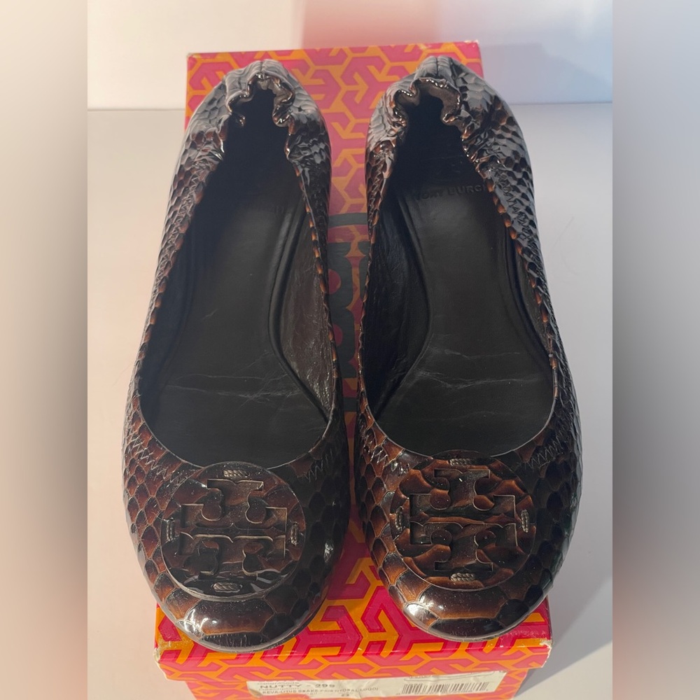 Tory Burch Reva Dark Brown snake skin Embossed Flats
Size 8 (fits a size 7.5)